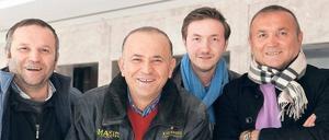 Gestatten, Familie Aygün. Mehmet (ganz rechts) ist der Döner-Erfinder, der junge Aytaç (hinten) ist der neue Hotelchef. Zum Fototermin auf der Baustelle am Spittelmarkt lud er auch seine Onkel Ahmet (links) und Musafa ein. 