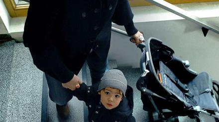 Treppauf, treppab mit Kind und Kinderwagen. Das ist für Eltern nicht einfach. Viele Richter sagen deshalb, es sei Mietern nicht zuzumuten, ihre Kinderwagen in obere Stockwerke zu bugsieren. Gegen diese Haltung rebellieren Berliner Hausbesitzer.
