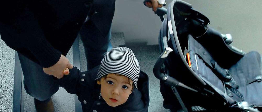 Treppauf, treppab mit Kind und Kinderwagen. Das ist für Eltern nicht einfach. Viele Richter sagen deshalb, es sei Mietern nicht zuzumuten, ihre Kinderwagen in obere Stockwerke zu bugsieren. Gegen diese Haltung rebellieren Berliner Hausbesitzer.