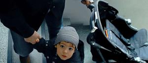 Treppauf, treppab mit Kind und Kinderwagen. Das ist für Eltern nicht einfach. Viele Richter sagen deshalb, es sei Mietern nicht zuzumuten, ihre Kinderwagen in obere Stockwerke zu bugsieren. Gegen diese Haltung rebellieren Berliner Hausbesitzer.