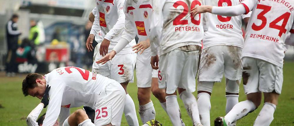 Endlich mal im Westen was zu feiern. Energie siegt vier Tage nach dem Pokal-Aus in Duisburg in Paderborn mit 5:0.