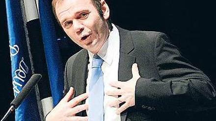 Kein Zuspruch mehr. Noch-Vorstandschef Bernd Hoffmann hat einen Feind zu viel im Aufsichtsrat des Hamburger SV. Foto: dpa