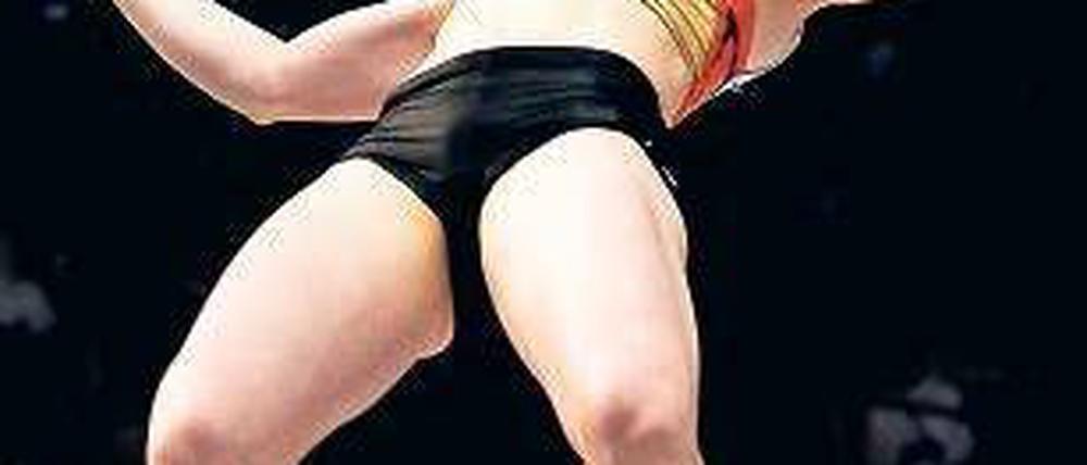 Weich gefallen. Silke Spiegelburg holte bei der Hallen-EM Silber im Stabhochsprung, obwohl sie nicht richtig fit war. Foto: dpa