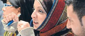 Büffeln für den Sprachtest. Ausländer im Integrationskurs.