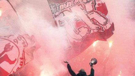 Dampf abgelassen. Schon vor dem Stadion waren Fans beider Lager aneinander geraten, während des Spiels zündelte Kaiserslauterns Anhängerschaft auf den Rängen.