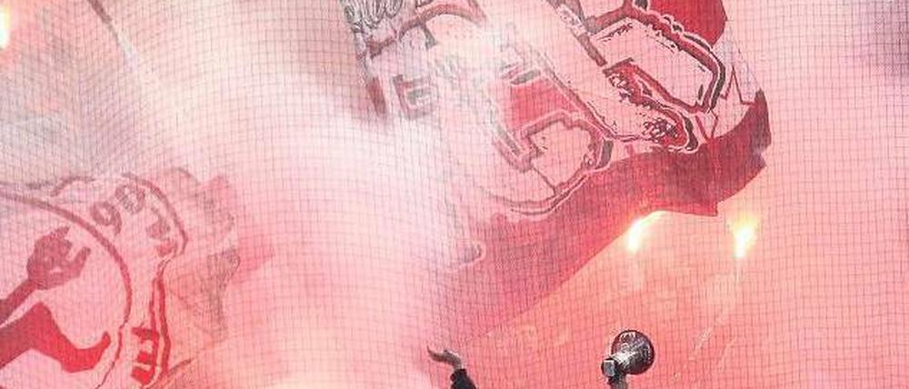 Dampf abgelassen. Schon vor dem Stadion waren Fans beider Lager aneinander geraten, während des Spiels zündelte Kaiserslauterns Anhängerschaft auf den Rängen.