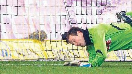Ganze Breite. Kölns Keeper Michael Rensing zeigte spektakuläre Paraden. Foto: Reuters