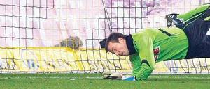 Ganze Breite. Kölns Keeper Michael Rensing zeigte spektakuläre Paraden. Foto: Reuters