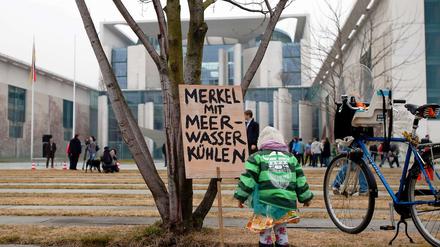 Auch Atomkraftgegner haben Humor - schwarzen auf jeden Fall, wie hier bei einer Mahnwache vor dem Kanzleramt in Berlin.