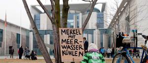 Auch Atomkraftgegner haben Humor - schwarzen auf jeden Fall, wie hier bei einer Mahnwache vor dem Kanzleramt in Berlin.