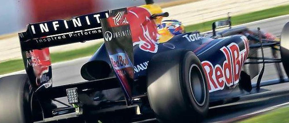 Schneller mit Loch. Der große Auspuff an Vettels Red Bull soll den Anpressdruck des Autos verbessern.