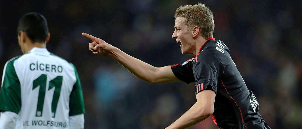 Das war erst der erste Streich: Lars Bender bejubelt sein Tor zum 1:0 für Bayer im Werksduell. Cicero, der Fließband-Philosoph von Wolfsburg wendet sich lieber schweigend ab.