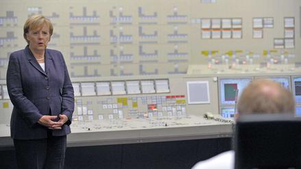Angela Merkel inspiziert im August 2010 das Atomkraftwerk Lingen. Inzwischen hält die Bundeskanzlerin eine Laufzeitverlängerung der AKW nicht mehr für eine sichere Sache.
