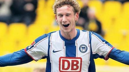 Herthas defensive Zentrale. Fabian Lustenberger stiehlt dem Gegner Bälle und schießt auch Tore. Foto: dpa