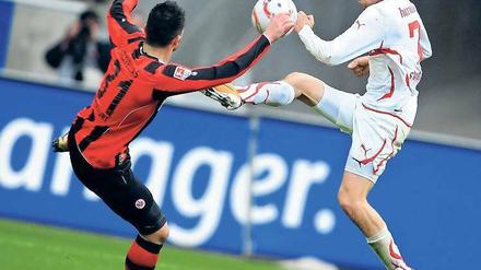 Angriff eines Schwaben. Eintrachts Tzavellas (l.) kann Harnik nicht aufhalten.