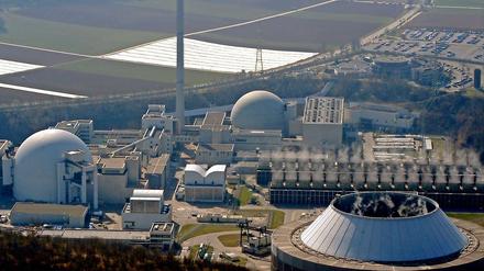 Wird zunächst einmal vom Netz genommen: Das Atomkraftwerk Neckarwestheim in Baden-Württemberg. Die Bildergalerie unten zeigt alle deutschen AKW und ihre von der Bundesregierung ursprünglich geplanten Lauzeiten.