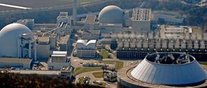 Wird zunächst einmal vom Netz genommen: Das Atomkraftwerk Neckarwestheim in Baden-Württemberg. Die Bildergalerie unten zeigt alle deutschen AKW und ihre von der Bundesregierung ursprünglich geplanten Lauzeiten.