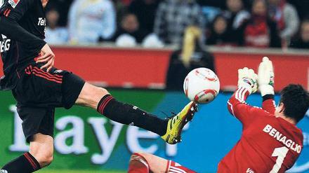 Einen Schritt schneller. Leverkusens Stefan Kießling lupft den Ball über Wolfsburgs Torhüter Diego Benaglio hinweg zum 3:0. Foto: AFP