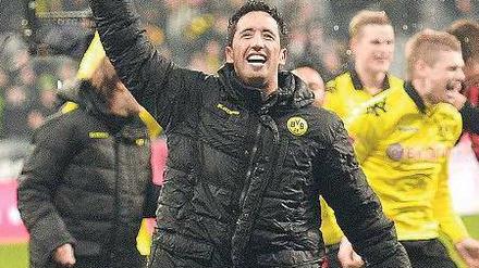 Bayerntrikot als Winkelement. Dortmunds Torschütze Lucas Barrios benutzt das Hemd, das einst eine Trophäe war, um seiner Freude Ausdruck zu verleihen. Foto: dapd