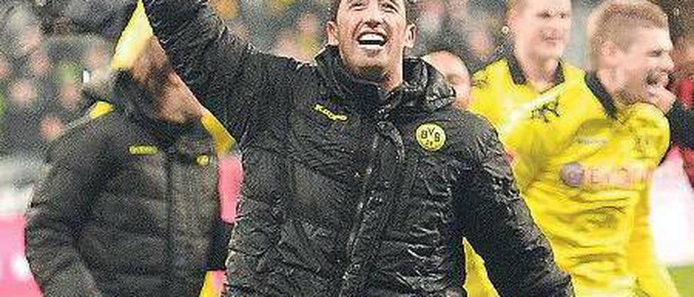 Bayerntrikot als Winkelement. Dortmunds Torschütze Lucas Barrios benutzt das Hemd, das einst eine Trophäe war, um seiner Freude Ausdruck zu verleihen. Foto: dapd