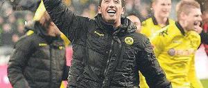 Bayerntrikot als Winkelement. Dortmunds Torschütze Lucas Barrios benutzt das Hemd, das einst eine Trophäe war, um seiner Freude Ausdruck zu verleihen. Foto: dapd