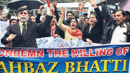 Wut auf die Mörder. In Lahore demonstrieren am Mittwoch Bürger nach dem Mord an Minister Bhatti. Foto: Rahat Dar/dpa