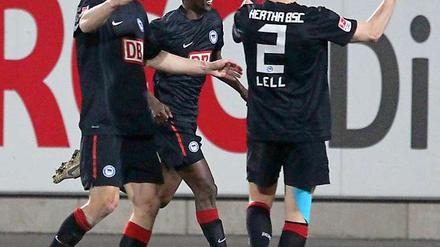 Adrian Ramos freut sich über sein Tor zum 1:0, Christian Lell über die Vorarbeit und Roman Hubnik ist einfach immer da, wenn es was zu feiern gibt.