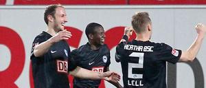 Adrian Ramos freut sich über sein Tor zum 1:0, Christian Lell über die Vorarbeit und Roman Hubnik ist einfach immer da, wenn es was zu feiern gibt.