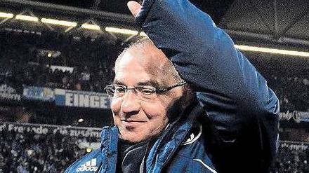 Spaß auf unruhigem Arbeitsplatz. Nach dem Sieg gegen Valencia hatte Felix Magath gut lachen. Doch das könnte ihm bald vergehen: Trotz Vertrags bis 2013 wird Schalke 04 den Trainer möglicherweise bald vor die Tür setzen. Foto: dapd