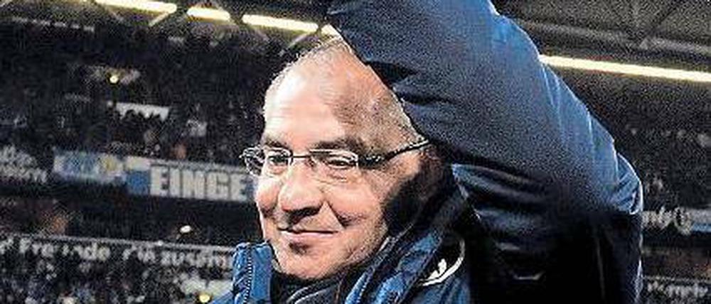 Spaß auf unruhigem Arbeitsplatz. Nach dem Sieg gegen Valencia hatte Felix Magath gut lachen. Doch das könnte ihm bald vergehen: Trotz Vertrags bis 2013 wird Schalke 04 den Trainer möglicherweise bald vor die Tür setzen. Foto: dapd