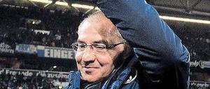 Spaß auf unruhigem Arbeitsplatz. Nach dem Sieg gegen Valencia hatte Felix Magath gut lachen. Doch das könnte ihm bald vergehen: Trotz Vertrags bis 2013 wird Schalke 04 den Trainer möglicherweise bald vor die Tür setzen. Foto: dapd