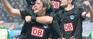 Jubel im Quartett. Niemeyers Tor zum 2:0 wird hier bejubelt von den Herren Lasogga, Hubnik und Mijatovic (v.l.). Foto: O. Winter