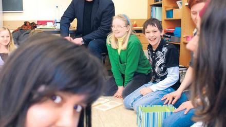Mittendrin. An der Richard-Keller-Schule in Reinickendorf lernen Kinder mit besonderem Förderungsbedarf in kleinen Klassen. CDU-Spitzenkandidat Frank Henkel plädierte bei einem Besuch für die Erhaltung von Sonderschulen.