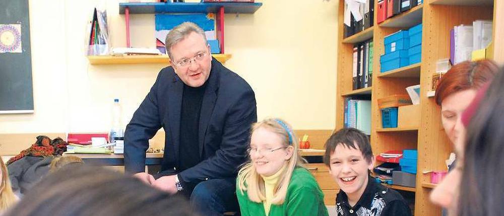 Mittendrin. An der Richard-Keller-Schule in Reinickendorf lernen Kinder mit besonderem Förderungsbedarf in kleinen Klassen. CDU-Spitzenkandidat Frank Henkel plädierte bei einem Besuch für die Erhaltung von Sonderschulen. 