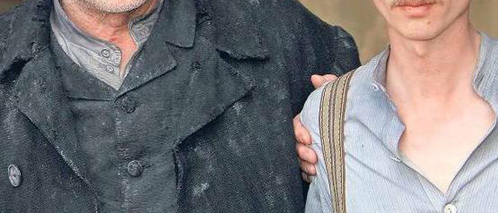 Mit Bärtchen. Schilling (rechts) spielt den jungen Adolf Hitler, auch Götz George wirkt mit als Schlomo Herzl. Foto: dpa/ Hiekel