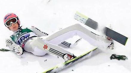 Sonntags-Sturz. Severin Freund fiel nach der Landung in den Schnee – das machte aber nichts. Foto: dpa
