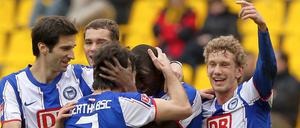 Fünf auf einen Streich. Herthas Spieler haben in Aachen einiges zu feiern.