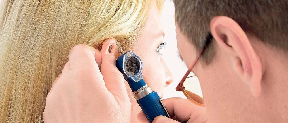 Frauen gehen öfter zum Arzt, glauben die Versicherer und kassieren höhere Beiträge für die private Krankenversicherung.
