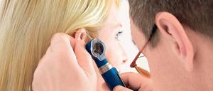 Frauen gehen öfter zum Arzt, glauben die Versicherer und kassieren höhere Beiträge für die private Krankenversicherung.