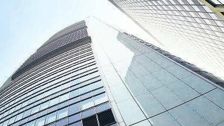 Hoch und Tief. Nach internationalen Bilanzierungsregeln machte die Commerzbank im Jahr 2010 rund 1,4 Milliarden Euro Gewinn. Hierzulande weist sie Verluste aus.