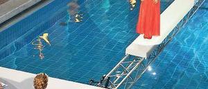 Feuchtigkeitsgrad zehn. Wer bei Heidi Klum weiterkommen will, der muss auch in Abendgarderobe elegant übers Wasser schweben können.