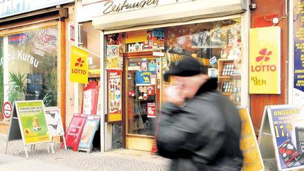 Warten aufs Glück. Etem Sesens Lottoladen in der Müllerstraße. 