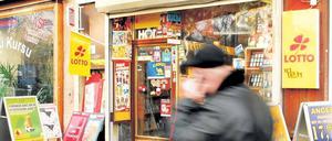 Warten aufs Glück. Etem Sesens Lottoladen in der Müllerstraße. 