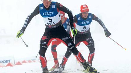 Angriff im Nebel. Eric Frenzel (l.) und Johannes Rydzek (r.) arbeiteten sich im Langlauf noch in die Medaillenränge vor.