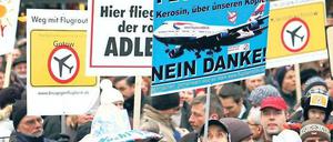 Noch nicht am Ziel. Trotz aller Proteste haben viele Menschen in Berlin und Brandenburg bislang keine Gewissheit über die Flugrouten und die damit verbundene Lärmbelastung. Foto: dpa