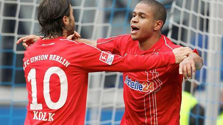 Freude und Genugtuung: Unions Chinedu Ede (r.) erzielte gegen seinen Ex-Klub Duisburg den entscheidenden 1:0-Treffer.