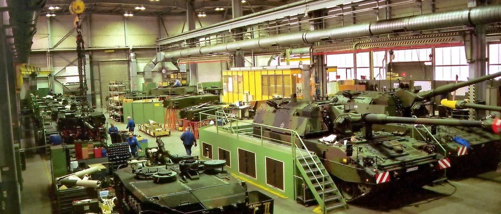 An Leopard 2-Panzern wird in einer Werkshalle der Rheinmetall DeTec AG in Unterlüß gearbeitet.