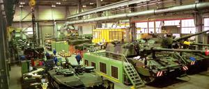 An Leopard 2-Panzern wird in einer Werkshalle der Rheinmetall DeTec AG in Unterlüß gearbeitet.