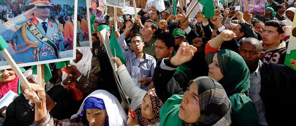 Unruhe. Nach Tunesiern und Ägyptern gehen nun auch Gegner und Unterstützer des Regimes in Libyen - vierwichtigster Öllieferant Deutschlands - auf die Straße.