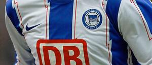 Das DB-Logo bleibt auf der Brust von Herthas Spielern, hier Roman Hubnik.